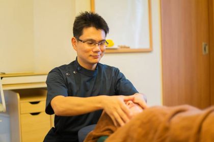 気功ストレス抜き頭部調整様子 愛西市の野口気功整体院の気功ストレスケア様子